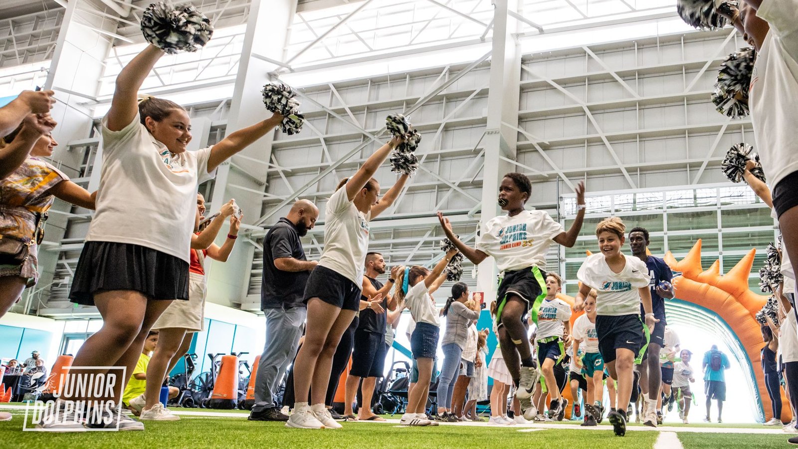 Jugadores entrando al campo del Junior Dolphins Camp en Miami